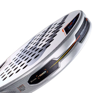 Detail van de framerand van het Bullpadel Vertex 05 Hybrid 27 met Power-opdruk