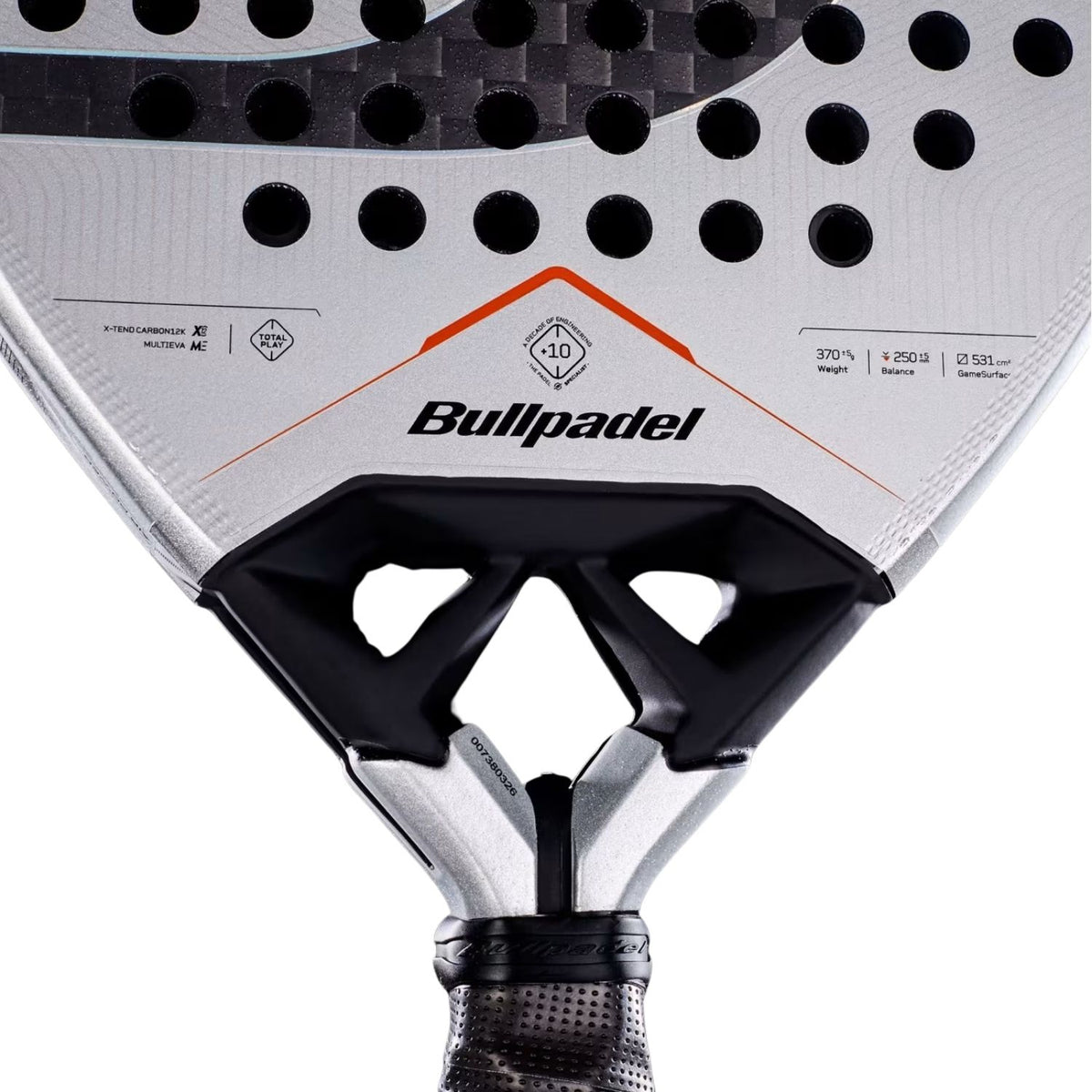 Detail van het hart van het Bullpadel Vertex 05 Hybrid 27 met Bullpadel-logo