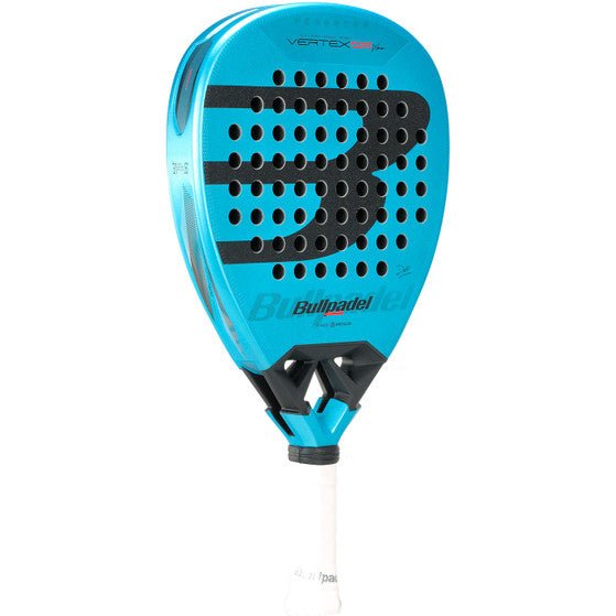 Bullpadel Vertex 05 W 26 schuin vooraanzicht, diamantvorm in blauw met witte grip