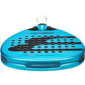 Bovenaanzicht van het Bullpadel Vertex 05 W 26 met zwarte stippen op blauw slagvlak