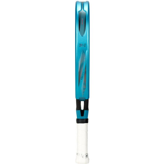 Zijaanzicht van het Bullpadel Vertex 05 W 26 over de volle lengte met witte grip