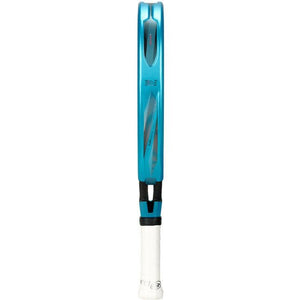 Zijaanzicht van het Bullpadel Vertex 05 W 26 over de volle lengte met witte grip