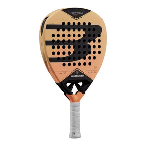 Bullpadel Vertex 05 W 27 padelracket schuin vooraanzicht, diamantvorm in zalmoranje