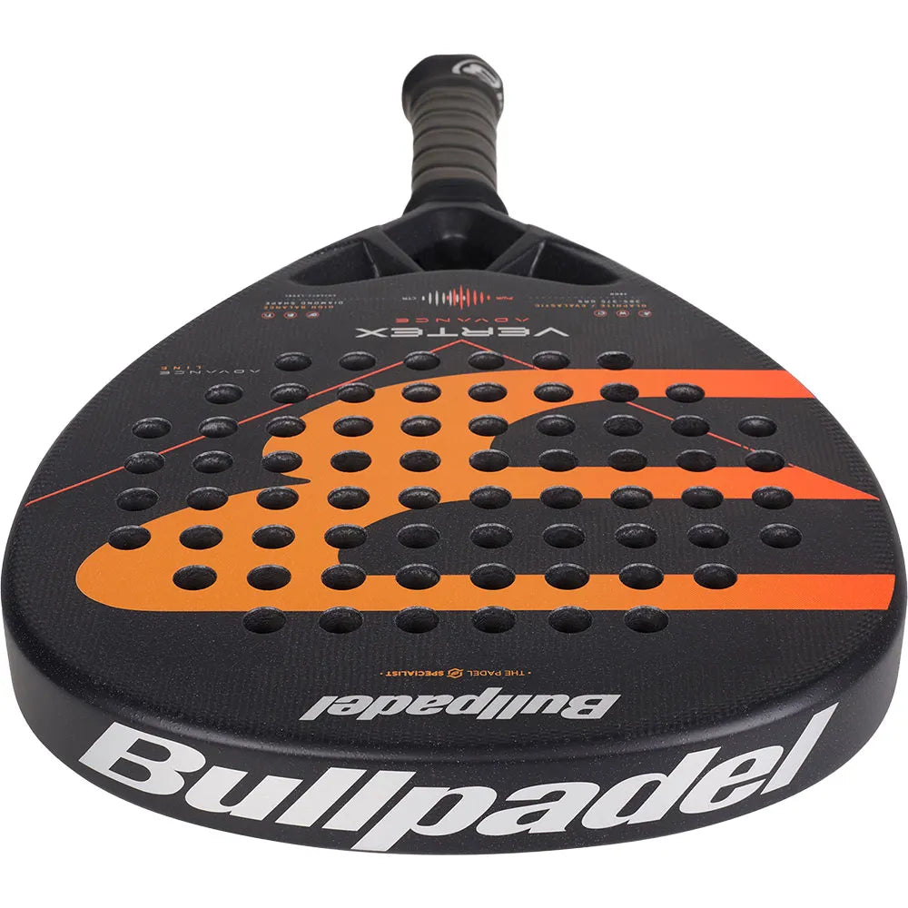 Bovenaanzicht van het Bullpadel Vertex Advance 26 met oranje slagvlak en Bullpadel-logo
