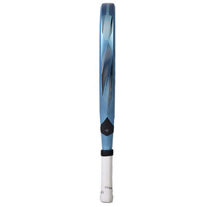 Zijaanzicht van het lichtblauwe Bullpadel Vertex JR 26 padelracket