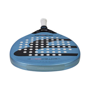 Bovenaanzicht van het Bullpadel Vertex JR 26 met lichtblauw slagvlak
