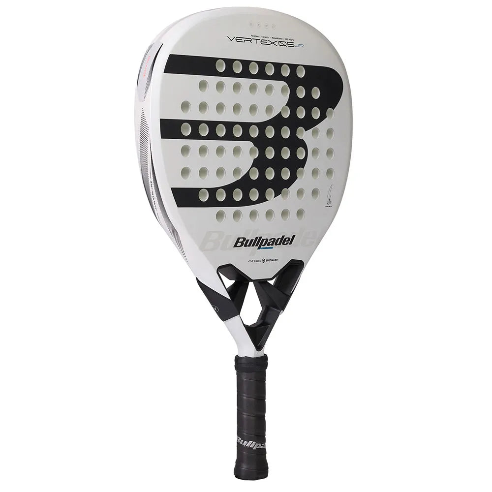 Bullpadel Vertex JR 26 padelracket schuin vooraanzicht in wit met zwart