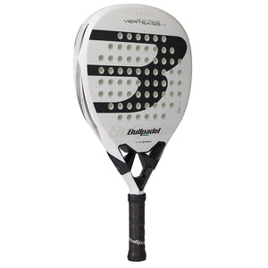 Bullpadel Vertex JR 26 padelracket schuin vooraanzicht in wit met zwart