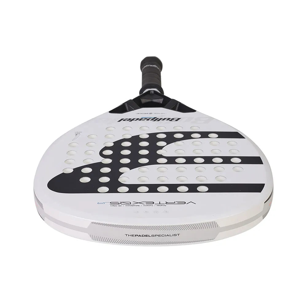 Bovenaanzicht van het witte Bullpadel Vertex JR 26 met Vertex-opdruk