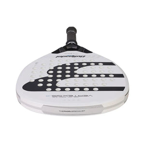 Bovenaanzicht van het witte Bullpadel Vertex JR 26 met Vertex-opdruk