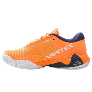 Schuin vooraanzicht van de oranje Bullpadel Vertex Vibram 26V Orange