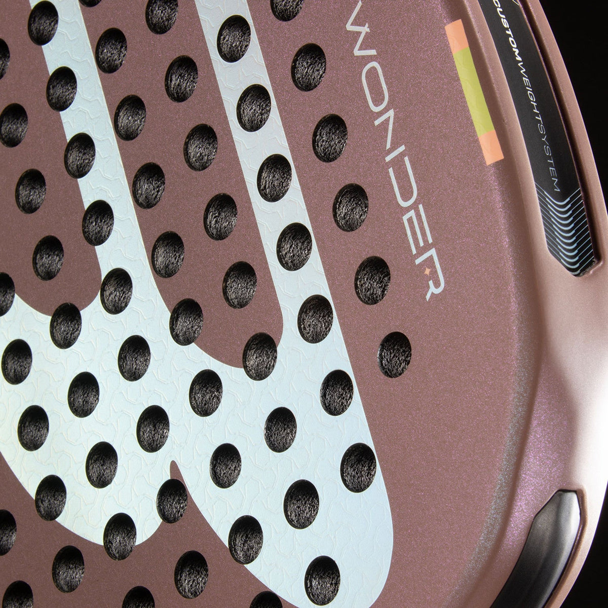 Close-up van het slagvlak van het Bullpadel Wonder 26 met de opdruk WONDER in wit
