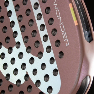 Close-up van het slagvlak van het Bullpadel Wonder 26 met de opdruk WONDER in wit