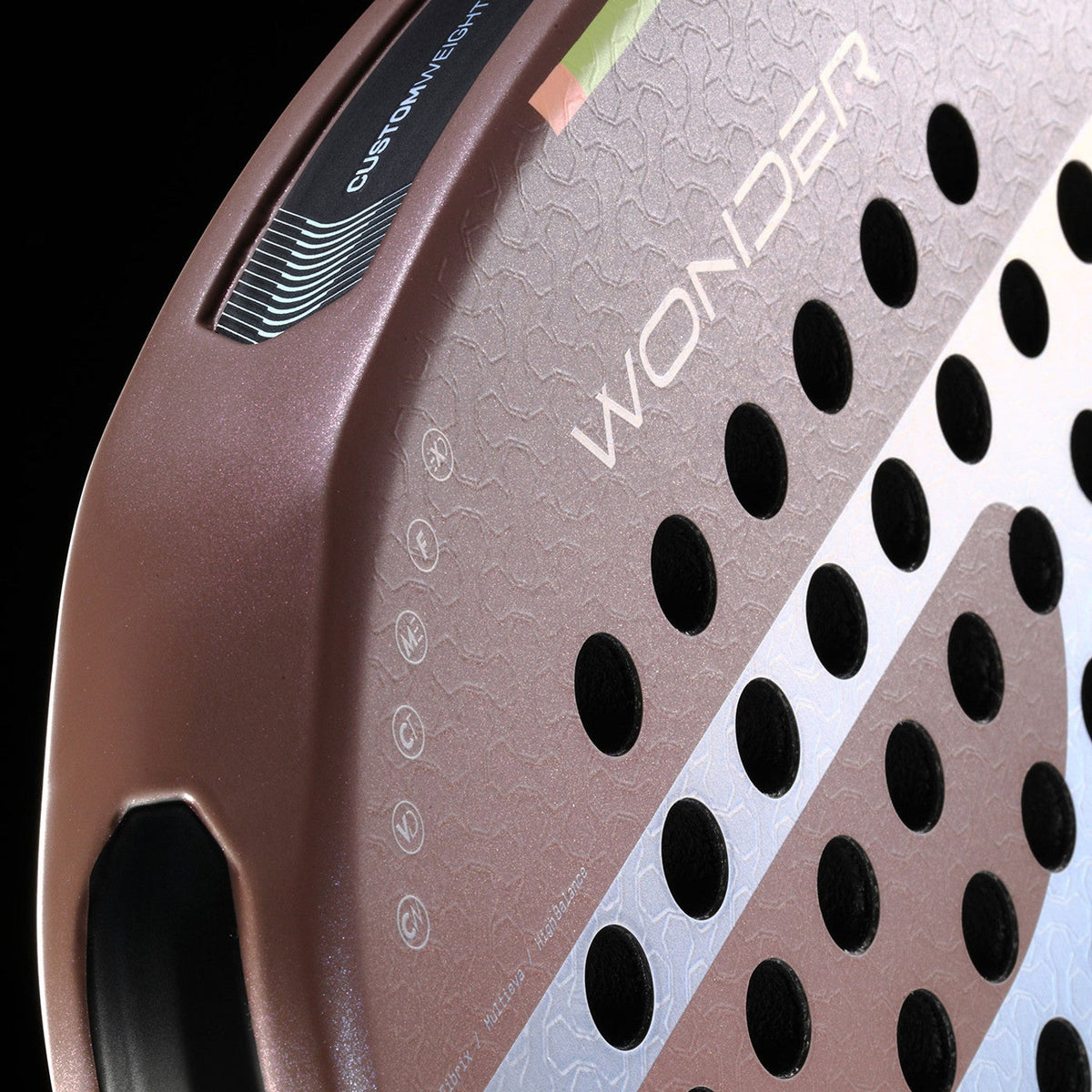 Close-up van de framerand van het Bullpadel Wonder 26 in rosebruin met zilver