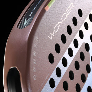Close-up van de framerand van het Bullpadel Wonder 26 in rosebruin met zilver