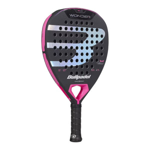 Bullpadel Wonder 27 padelracket schuin vooraanzicht, hybride vorm in zwart en roze