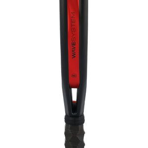 Close-up van de keel van het Bullpadel XPLO 25 met de opdruk WAVE VERTEX in rood
