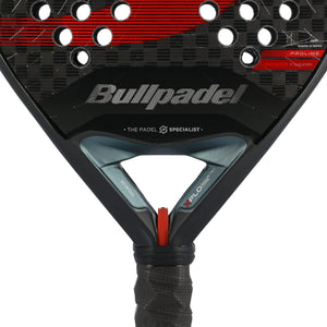 Detail van het hart van het Bullpadel XPLO 25 met rode stippen en witte merkopdruk