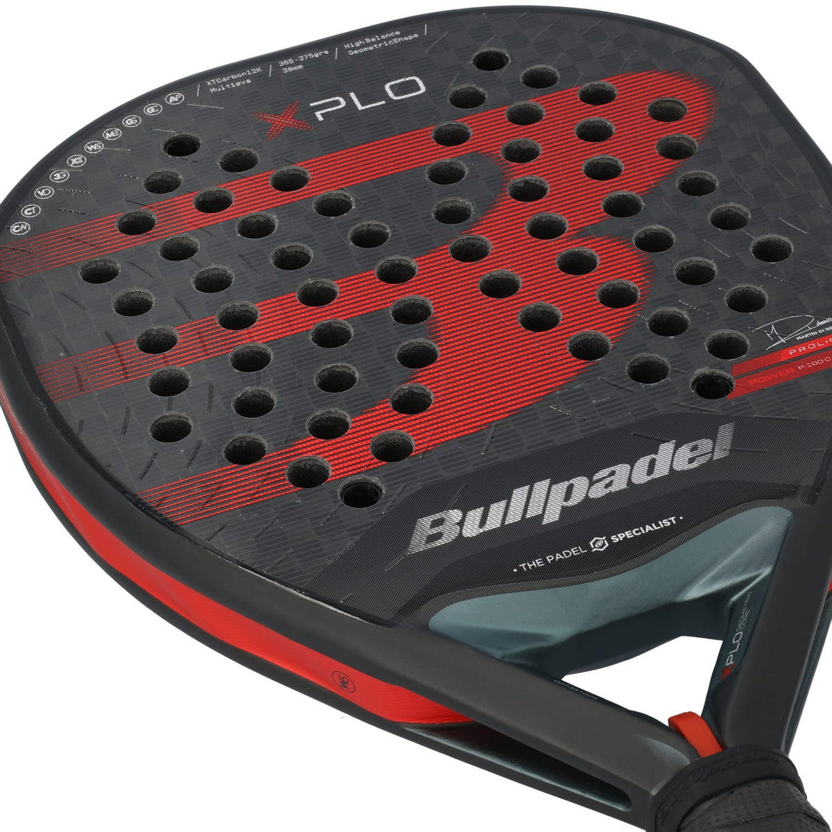 Close-up van het slagvlak van het Bullpadel XPLO 25 met rood carbonpatroon