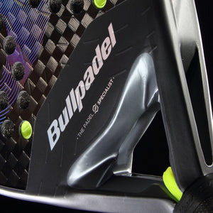Close-up van de keel van het Bullpadel XPLO 26 met limegroen accent bij het hart