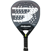 Bullpadel XPLO Comfort 26 padelracket in donkergrijs met witte strepen, vooraanzicht