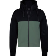 Vooraanzicht van het zwarte By VP zip jacket met groen vlak en zwarte capuchon