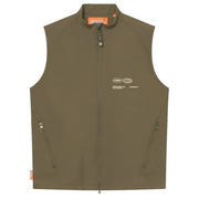 Vooraanzicht van het olijfgroene Cuera Active Gilet met volledige rits en borstprint