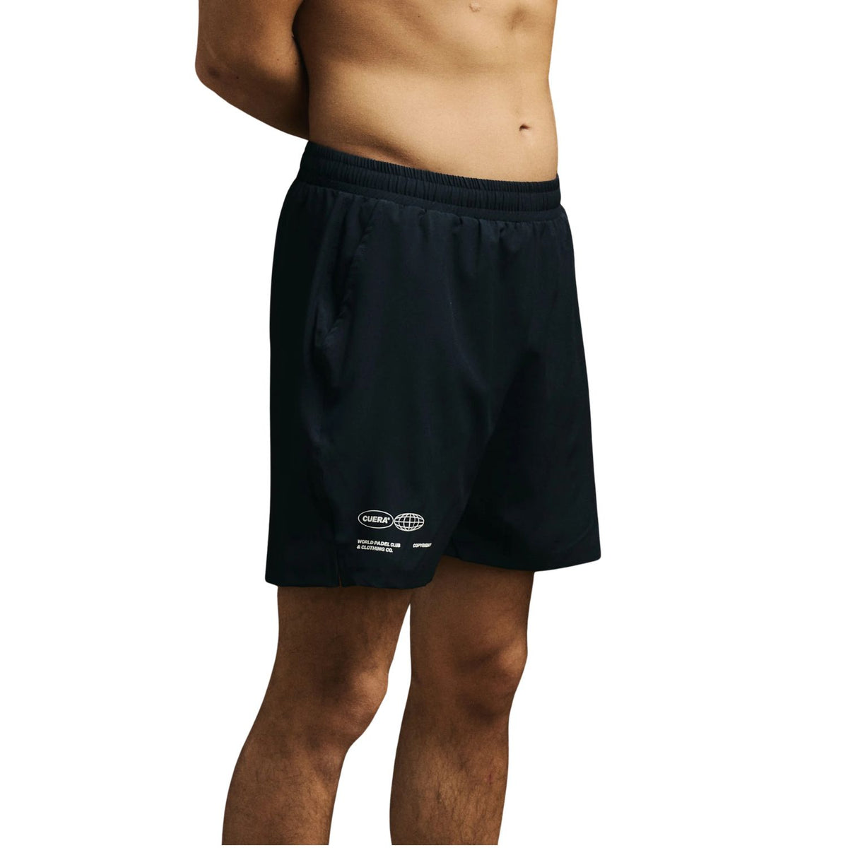 Zijaanzicht van de donkerblauwe Cuera Active Globe short gedragen door een model