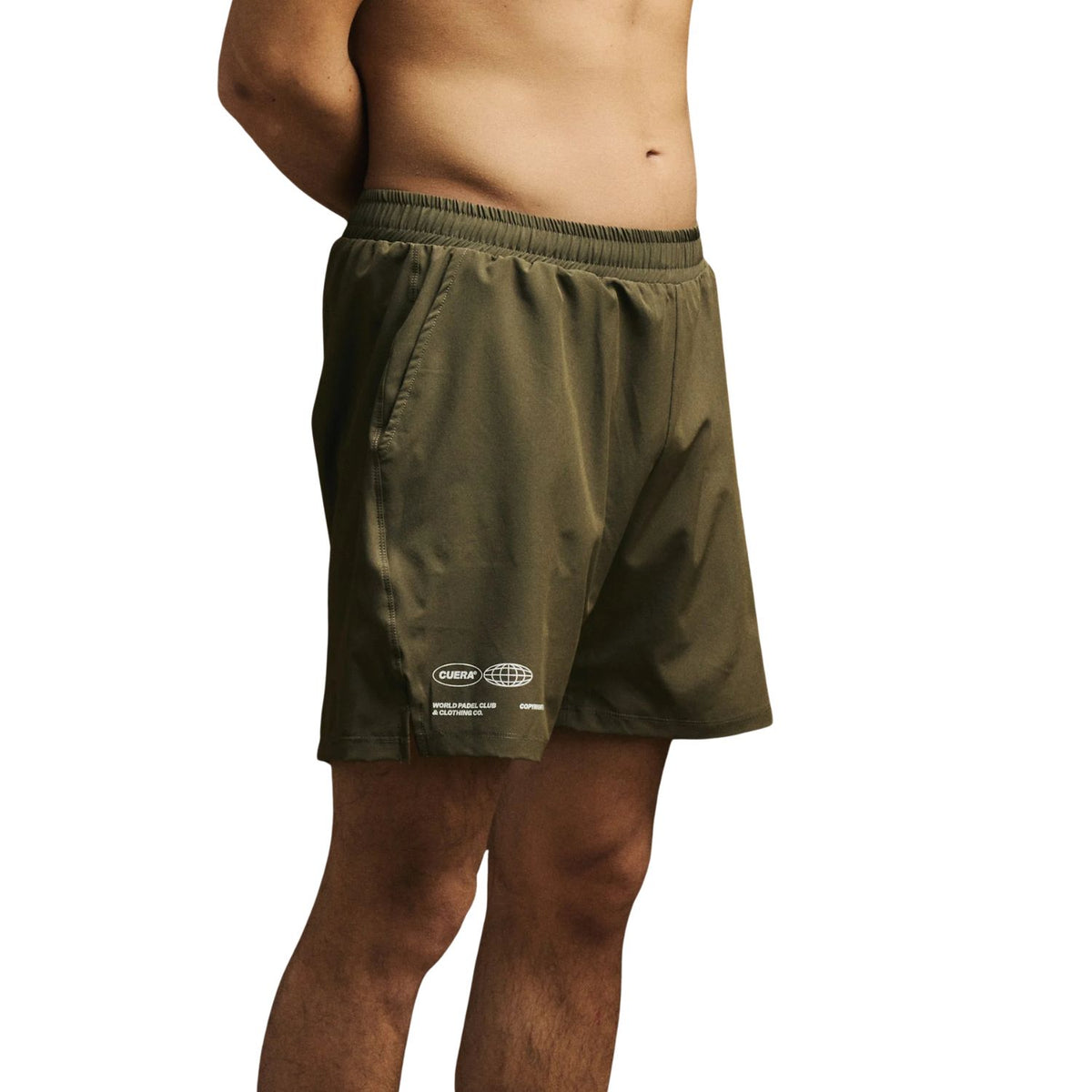 Zijaanzicht van de olijfgroene Cuera Active Globe short gedragen door een model