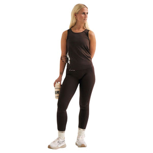 Model draagt de bruine Cuera Active Logo Tights met bijpassende bruine tanktop