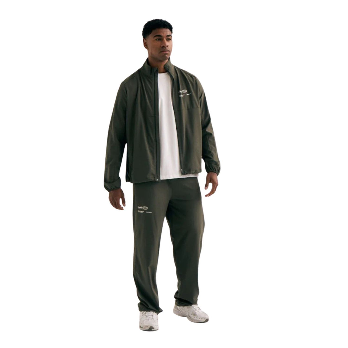Model draagt het olijfgroene Cuera Active trainingspak met jack en bijpassende broek