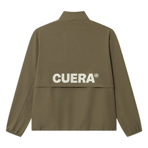 Achterzijde van het olijfgroene Cuera Active trainingsjack met grote CUERA-print