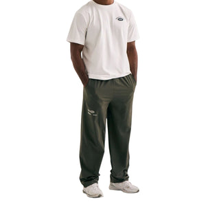 Model draagt de olijfgroene Cuera Active trackpants met een wit T-shirt, vooraanzicht