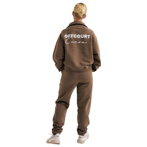 Achterzijde van de bruine Cuera Offcourt set met OFFCOURT-rugprint