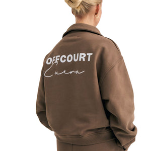 Close-up van de rugprint OFFCOURT op de bruine Cuera sweater