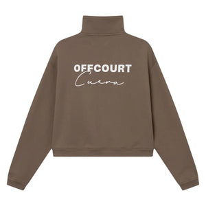 Achterzijde van de bruine Cuera Offcourt sweater met witte OFFCOURT-print