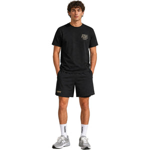 Model draagt de Cuera Oncourt 2in1 Shorts Black met zwart T-shirt