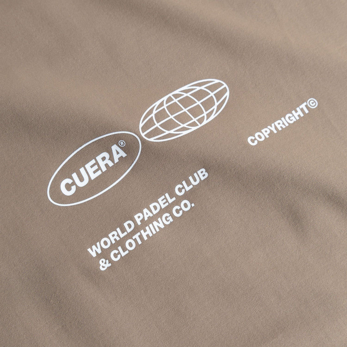 Detail van de witte logoprint op het Cuera Oncourt Airy Logo T-Shirt Walnut