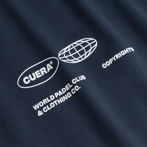 Detail van de World Padel Club-print op het donkerblauwe Cuera Oncourt Airy T-shirt