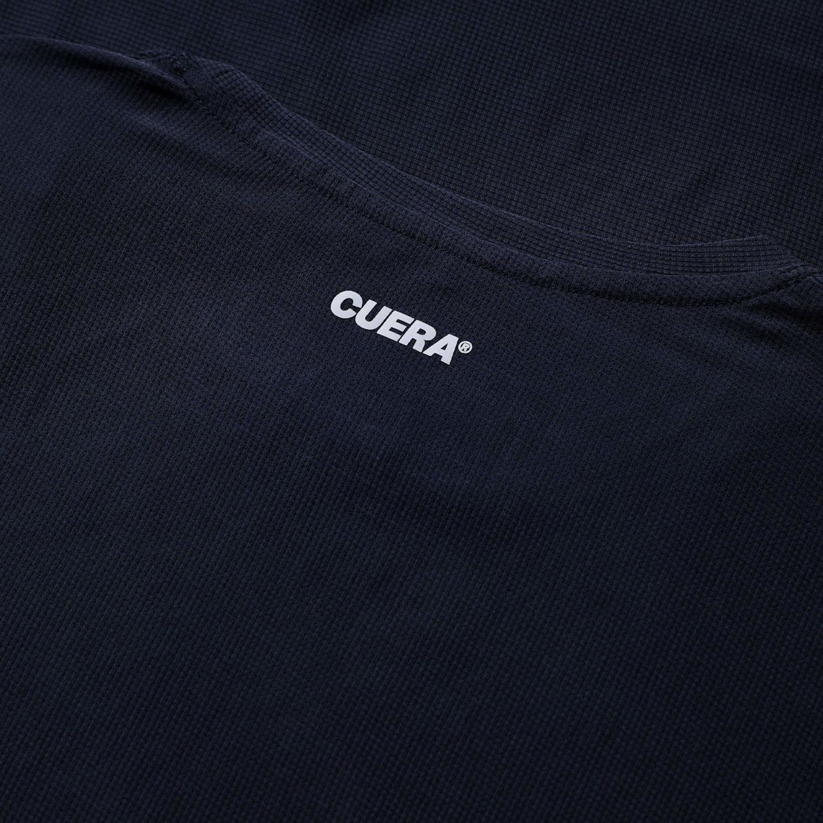 Detail van de Cuera-logoprint op de Breathe T-Shirt Navy
