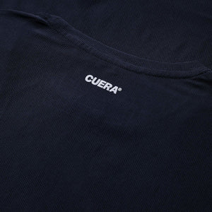 Detail van de Cuera-logoprint op de Breathe T-Shirt Navy