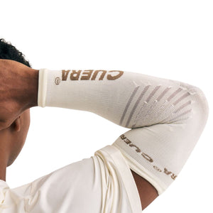 Cuera Oncourt Compression Sleeve Off White - gedragen op de arm