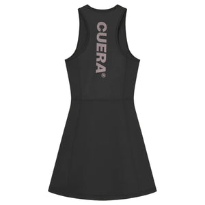 Achterzijde van de Cuera Oncourt Dress Black met verticale CUERA-print op de rug