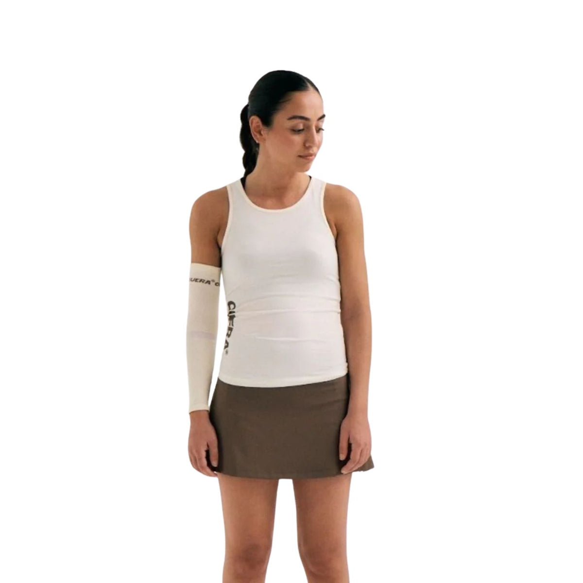 Model draagt de witte Cuera Oncourt Slim Tank Top met bruine padelrok