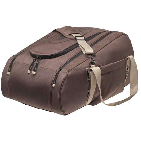 Schuin aanzicht van de bruine Cuera Oncourt Premium met voorvak en beige draagband