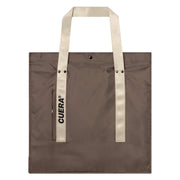 Vooraanzicht van de bruine Cuera Active shopper met lange beige draagbanden en merklogo