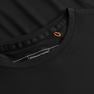 Detail van de halsboord en het label aan de binnenkant van het zwarte Cuera T-shirt