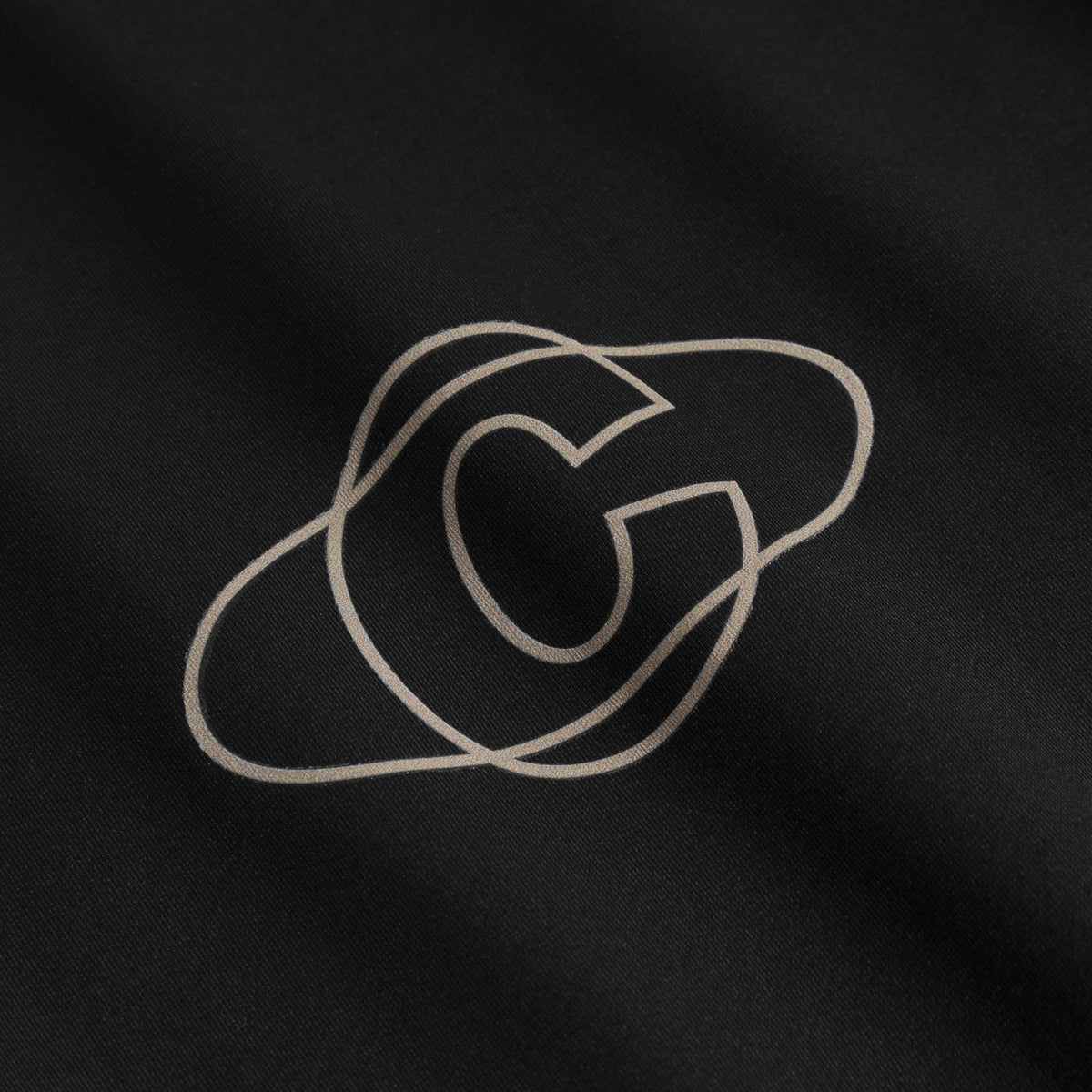 Detail van het Cuera-logo in reliefdruk op de zwarte stof van het WPC T-shirt
