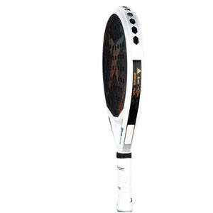 Zijaanzicht van het Drop Shot Premium 3.0 padelracket in wit met koperen accenten