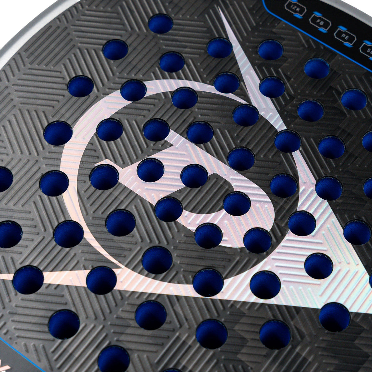 Detail van het carbon slagvlak van het Dunlop FX Hybrid 26 met lichte opdruk